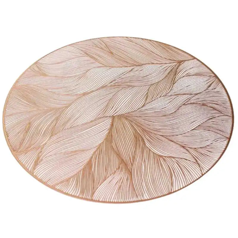 Mesa posta sofisticada com sousplat redondo em PVC, pratos, talheres e taça