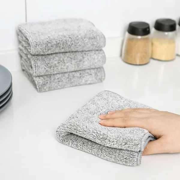 Toalha de prato absorvente de fibra de carvão de bambu em ambiente de cozinha minimalista
