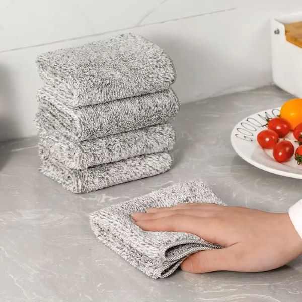 Toalha de prato de bambu absorvendo água de utensílios de cozinha em bancada clara
